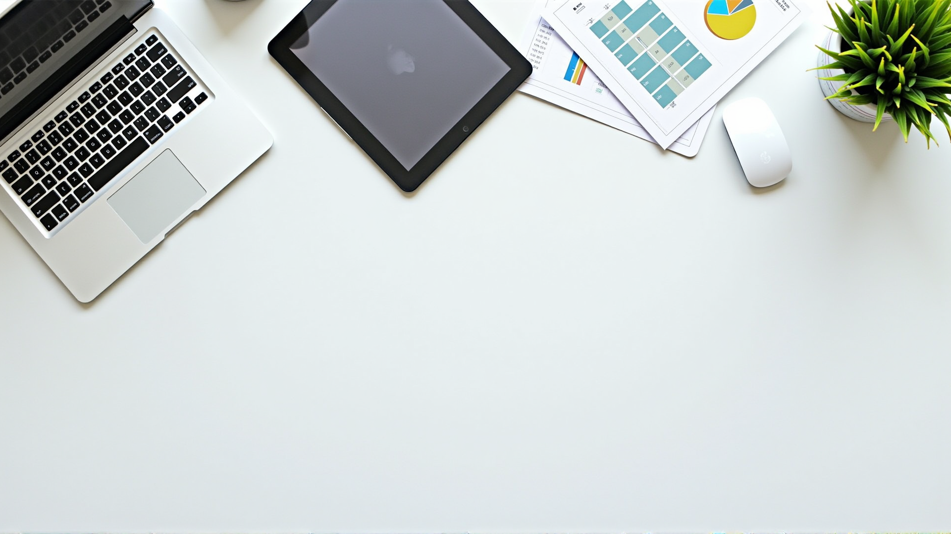 Flache Ansicht von Marketing-Materialien und digitalen Design-Tools auf einem Schreibtisch